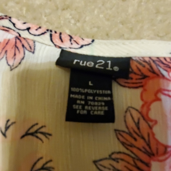 RUE 21 LONG SLEEVE CROP - Picture 3 of 3